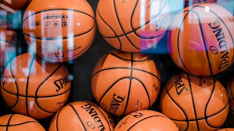 欧冠决赛赛后新闻发布会现场，教练接受采访